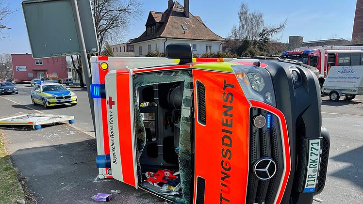 Verletzte nach Unfall im Einsatz: Auto übersieht Rettungswagen mit Blaulicht