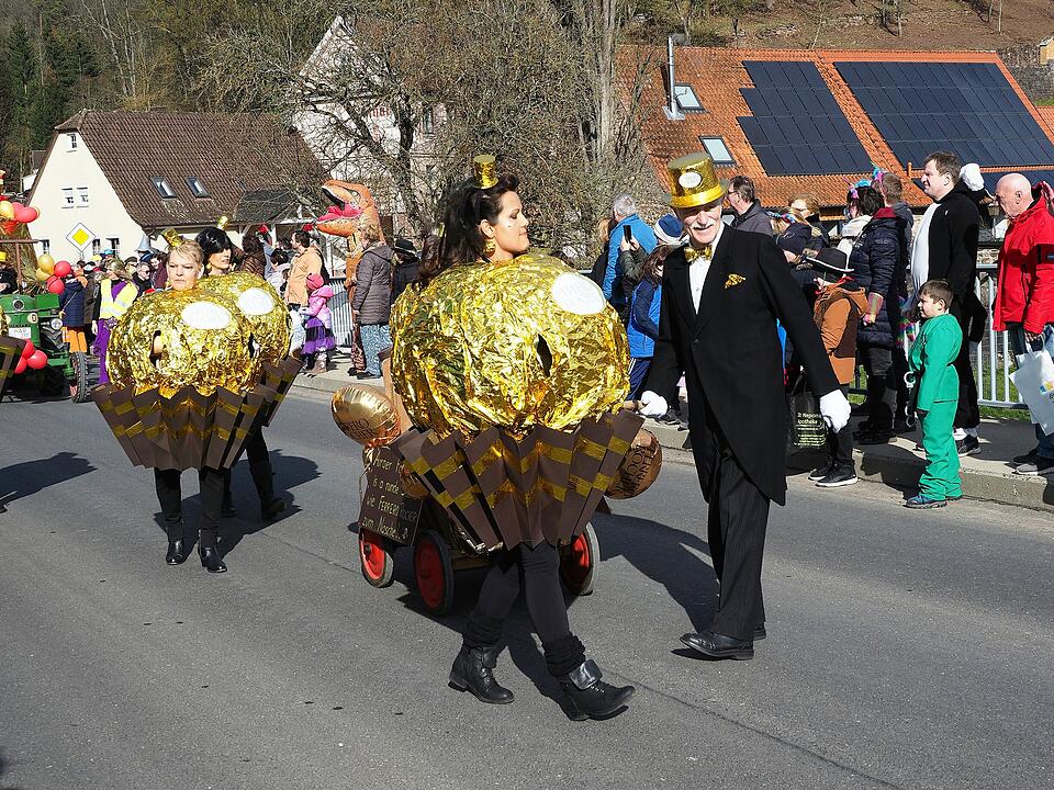 Buntes Faschingstreiben lockte tausende Besucher an.