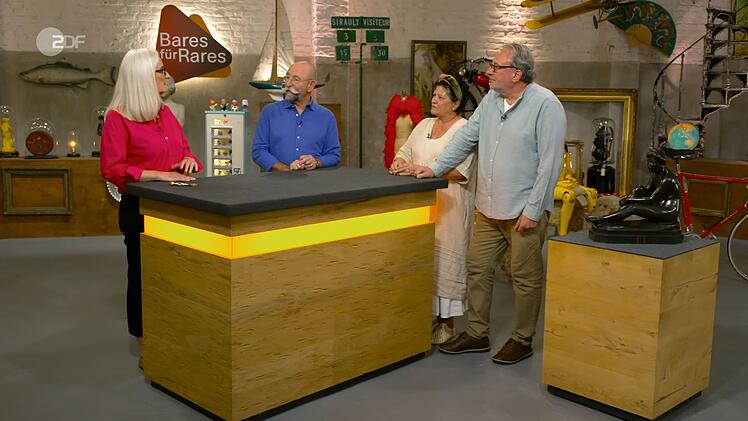 Lichter erkundigte sich nach dem Zustand der Bronze. Die Expertin erw&auml;hnte einen kleinen Abplatzer am Sockel und zwei kleine Kratzer an der Seite und dem R&uuml;cken.