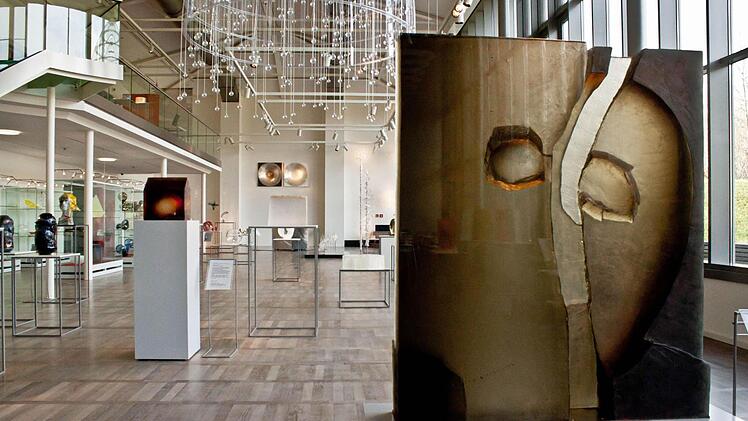 Ann Wolff: im Vordergrund "Lost Blues"  (2009, Glas, gegossen, teilpoliert).