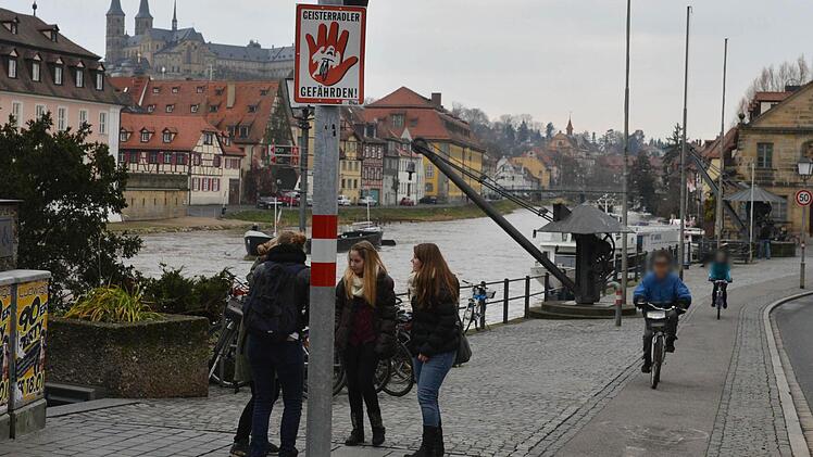 Ein ,Geisterradler gefährden'-Schild am Kranen. Die Warnschilder haben die Größe eines DIN-A3-Blattes.  Foto: Ronald Rinklef