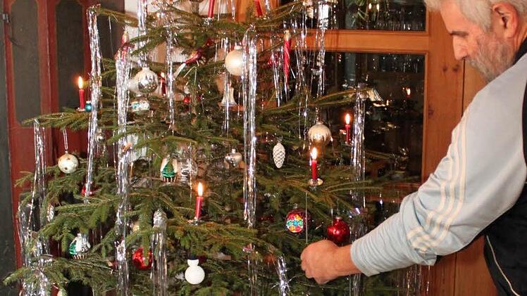 Familientradition: Wenn Walter Martin die Kerzen am Baum entzündet hat, lässt er die Fichte "tanzen".