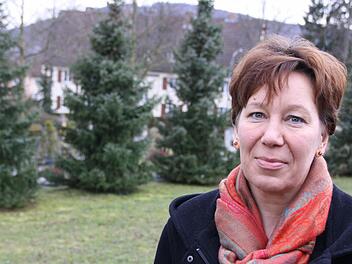 Gemeindereferentin und Klinik-Seelsorgerin Gabriela Amon setzt sich seit zwei Jahren für das Projekt Himmelswiese auf dem Parkfriedhof ein: Auf dem Gelände im Hintergrund sollen ab Herbst Föten unter 500 Gramm nach Fehlgeburten eine letzte Ruhestätte bekommen.  Foto: Ralf Ruppert