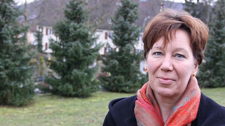 Gemeindereferentin und Klinik-Seelsorgerin Gabriela Amon setzt sich seit zwei Jahren für das Projekt Himmelswiese auf dem Parkfriedhof ein: Auf dem Gelände im Hintergrund sollen ab Herbst Föten unter 500 Gramm nach Fehlgeburten eine letzte Ruhestätte bekommen.  Foto: Ralf Ruppert