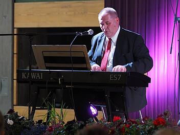 "Aaabii, Aaabii - ist das Einzige, was zählt". Musiklehrer Rolf Otto verabschiedete sich mit einem eigens umgetexteten Lied in Anlehnung an Marius Müller-Westernhagens "Freiheit" von seinen Schülerinnen und Schülern des Arnold Gymnasiums. Foto: Harald Weiß