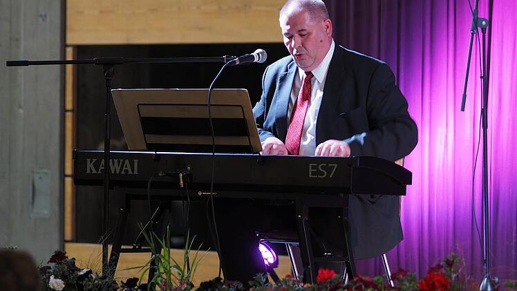 "Aaabii, Aaabii - ist das Einzige, was zählt". Musiklehrer Rolf Otto verabschiedete sich mit einem eigens umgetexteten Lied in Anlehnung an Marius Müller-Westernhagens "Freiheit" von seinen Schülerinnen und Schülern des Arnold Gymnasiums. Foto: Harald Weiß