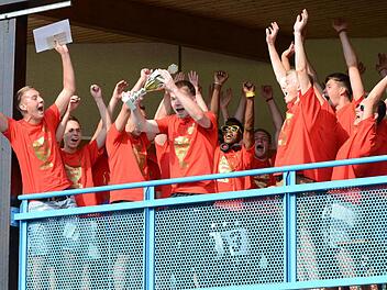 Jubeln wie die Großen: Auf dem Balkon des Forther Sportheims ließen sich die A-Junioren der JFG NDR Franken feiern. Fotos: herzopress