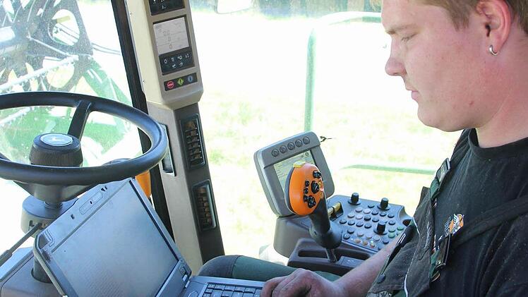 Simon Böhner von der Firma Kotschenreuther aus Neufang sucht den Fehler, der die Störungsmeldung verursacht.  Foto: Friedwald Schedel