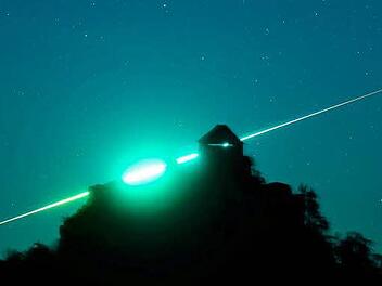 Mystische Himmels-Erscheinung an Halloween: Eine Riesen-Sternschnuppe verglüht in der Erdatmosphäre. Foto: dpa