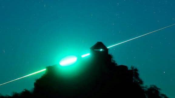 Mystische Himmels-Erscheinung an Halloween: Eine Riesen-Sternschnuppe verglüht in der Erdatmosphäre. Foto: dpa