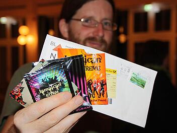 Streetworker Christian Fenn zeigt, wie bunt und scheinbar harmlos die mit Chemie versetzten Kräutermischungen verpackt sind und in welch schlichtem Umschlag sie nach Hause geliefert werden. Foto: Ralf Ruppert