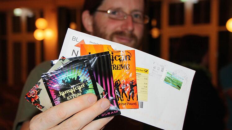 Streetworker Christian Fenn zeigt, wie bunt und scheinbar harmlos die mit Chemie versetzten Kräutermischungen verpackt sind und in welch schlichtem Umschlag sie nach Hause geliefert werden. Foto: Ralf Ruppert