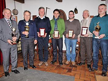 Die Vereinsmeister der Brieftaubenzüchtervereine 05107 und 08088 und langjährige Mitglieder wurden geehrt: (von links) Karl Bauer, Willi Stumpf, Hubert May, Oskar Denner , Markus Bauer, Heinrich Hein und Werner Mauer. Foto: Dieter Britz