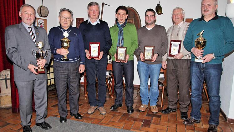 Die Vereinsmeister der Brieftaubenzüchtervereine 05107 und 08088 und langjährige Mitglieder wurden geehrt: (von links) Karl Bauer, Willi Stumpf, Hubert May, Oskar Denner , Markus Bauer, Heinrich Hein und Werner Mauer. Foto: Dieter Britz