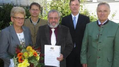 Erinnerungsfoto zum Abschied (v. l.): Ehefrau Claudia Landgraf, Abteilungsleiter Hubert T&uuml;rich, Forstrat Reinhard Landgraf, Personalrat Johannes Liebst und Beh&ouml;rdenleiter Klaus Klingert. Foto: Mathias Pf&uuml;ller