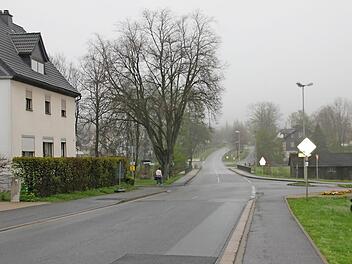 Im Zuge der Sanierung der Rennsteigstraße in Steinbach soll ein lärmmindernder Belag aufgebracht werden. Der Einmündungsbereich zur Otto-Wiegand-Straße soll während der Bauphase befahrbar bleiben. Foto: Veronika Schadeck