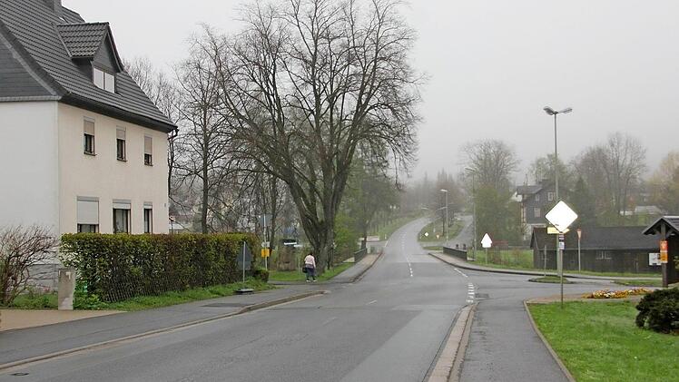 Im Zuge der Sanierung der Rennsteigstraße in Steinbach soll ein lärmmindernder Belag aufgebracht werden. Der Einmündungsbereich zur Otto-Wiegand-Straße soll während der Bauphase befahrbar bleiben. Foto: Veronika Schadeck