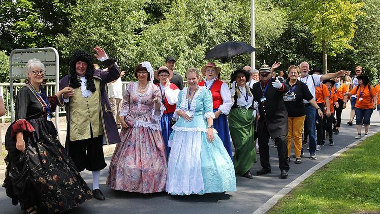 Der Prinz aus Neustadt Dosse mit seinen drei Frauen und seinem Gefolge im Festzug Foto: Michael Stelzner
