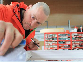 Sascha Cebeci spachtelt bei seinem neuen Arbeitgeber einen Fensterrahmen. Foto: Dominic Buckreus