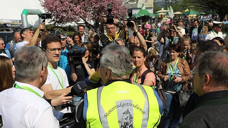 Vor dem Korso fand eine Pressekonferenz mit Innenminister Herrmann, Veranstaltern und politischer Prominenz statt.  Foto: Barbara Herbst