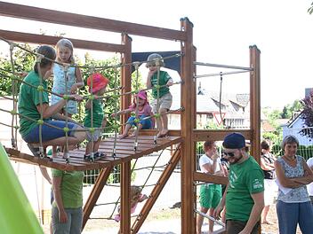 Die neuen Spielger&auml;te auf dem Spielplatz im Lempertsh&auml;user Weg wurden von den "Fachleuten" schnell in Beschlag genommen und f&uuml;r gut befunden. Foto: Martin Rebhan