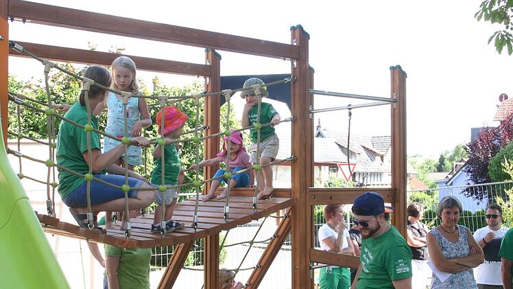 Die neuen Spielger&auml;te auf dem Spielplatz im Lempertsh&auml;user Weg wurden von den "Fachleuten" schnell in Beschlag genommen und f&uuml;r gut befunden. Foto: Martin Rebhan