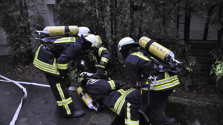Ein verletzter Atemschutzträger musste aus dem brennenden Keller gerettet werden. Foto: Peter Klopf