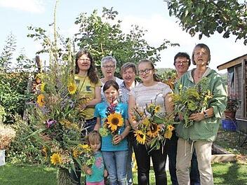 Die Tradition des Bindens von Kr&auml;uterbuschen anl&auml;sslich des Feiertags Maria Himmelfahrt wird bei den "Grundfelder Gartenfreunden" zur Freude der Vorsitzenden Marion Trunk (links) seit vielen Jahren sorgsam gepflegt. Foto: Anton Reinhardt