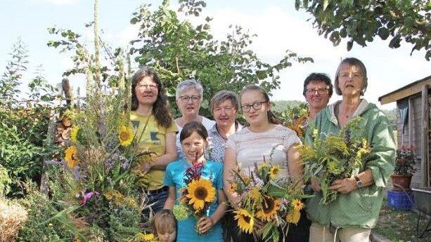 Die Tradition des Bindens von Kr&auml;uterbuschen anl&auml;sslich des Feiertags Maria Himmelfahrt wird bei den "Grundfelder Gartenfreunden" zur Freude der Vorsitzenden Marion Trunk (links) seit vielen Jahren sorgsam gepflegt. Foto: Anton Reinhardt