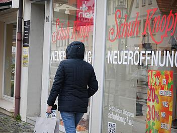 In der Haßfurter Innenstadt stehen sich leere Auslagen und bunt dekorierte Schaufenster gegenüber. Im Bild ein neu eröffnetes Schuhgeschäft. Foto: Rebecca Vogt