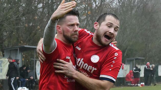 Als Torj&auml;ger zur&uuml;ck: Fabian Erhard (links) beim Jubeln mit Daniel Kraus. Foto: Hopf