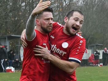 Als Torjäger zurück: Fabian Erhard (links) beim Jubeln mit Daniel Kraus. Foto: Hopf