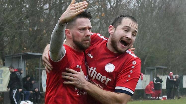 Als Torjäger zurück: Fabian Erhard (links) beim Jubeln mit Daniel Kraus. Foto: Hopf