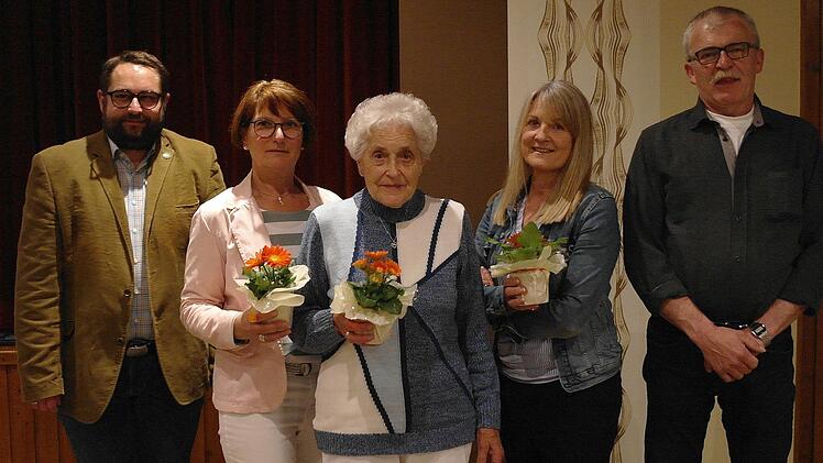 Kreisvorsitzender Markus Stockmann (links) ehrte mit der silbernen Ehrenurkunde und der silbernen Ehrennadel für 25-jährige Mitgliedschaft: (von links)  Christina Halbleib, Johanna Kömpel, Petra Heurich und Matthias Schneider. Foto: Stephanie Elm
