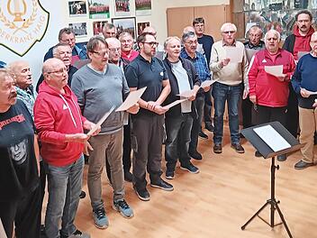 Die neu gegründete Chorgemeinschaft Haig/Weißenbrunn bei der Probe mit ihrem Dirigenten Thomas Detsch.