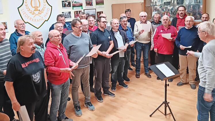 Die neu gegründete Chorgemeinschaft Haig/Weißenbrunn bei der Probe mit ihrem Dirigenten Thomas Detsch.