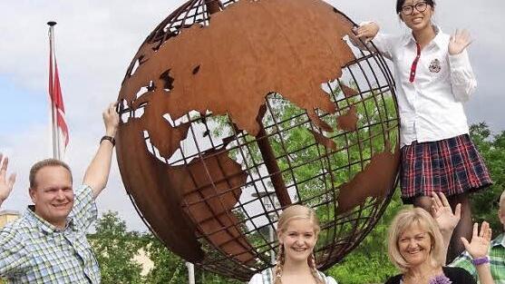 Familie Habermann aus Unterpreppach ist für jede kulturelle Begegnung zu haben und hat Erfahrung mit Gästen aus dem Ausland (von links) Thomas, Katrin, Sabine und Felix Habermann und obenauf die Austauschschülerin Zi Han Wang.  Fotos: Johanna Eckert