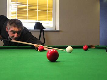 Volle Konzentration beim Stoß: Die Beinhaltung muss stimmen, denn die Kugeln sind beim Snooker kleiner und die Distanzen länger als beim Billard. Foto: Markus Häggberg