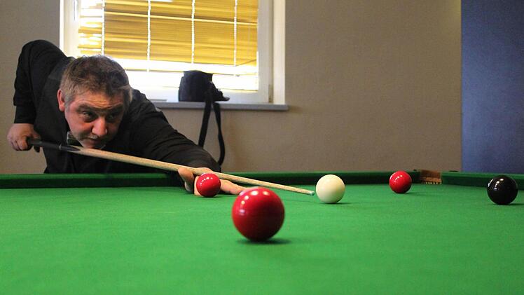 Volle Konzentration beim Stoß: Die Beinhaltung muss stimmen, denn die Kugeln sind beim Snooker kleiner und die Distanzen länger als beim Billard. Foto: Markus Häggberg
