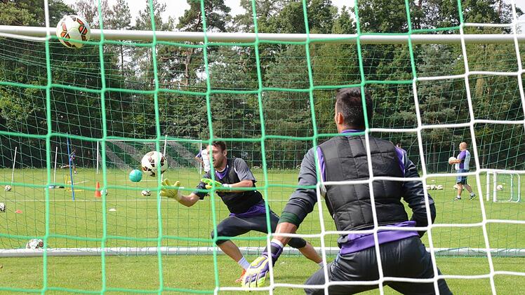 Zur Sache ging es auf dem Platz des TSV Bad Bocklet auch beim Torwart-Training. Die Handschuh-Träger des FC Getafe mussten ihre Übungen mit Gewichtswesten absolvieren.