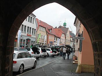 Am Stadttor war ein trockener Platz - doch wer Autos in Bad Staffelstein anschauen wollte, war am Sonntag gut beraten, einen Schirm dabei zu haben. Foto: Tobias Kindermann