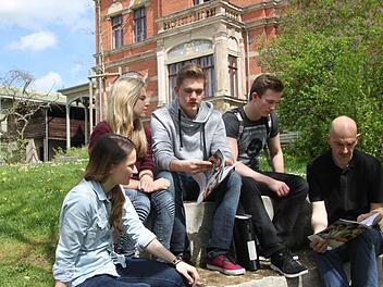 Redaktionskonferenz im Freien: Das Team der CVG-Schülerzeitung "Optimist" - von links: Lehrerin Bettina Boosz, Carolina Steger (8a), Alexander Wulf (10a) und Wolf Ernst (Q11) und Lehrer Markus Lagnier - bereitet sich auf das Interview mit Thomas Gottschalk vor. Foto: Stephan Tiroch