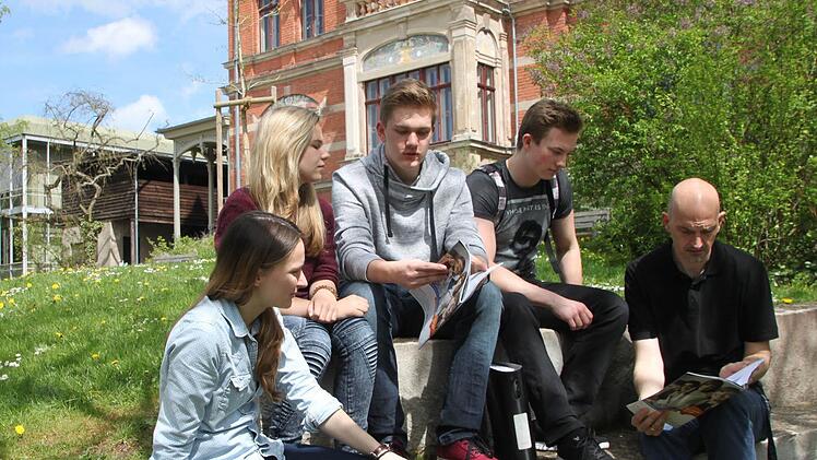 Redaktionskonferenz im Freien: Das Team der CVG-Schülerzeitung "Optimist" - von links: Lehrerin Bettina Boosz, Carolina Steger (8a), Alexander Wulf (10a) und Wolf Ernst (Q11) und Lehrer Markus Lagnier - bereitet sich auf das Interview mit Thomas Gottschalk vor. Foto: Stephan Tiroch