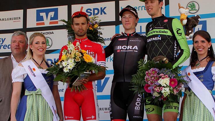 Sam Bennett (Dritter von rechts) durfte in Ebern die Glückwünsche auf dem Siegerpodest entgegennehmen. Zweiter von rechts Ramunas Navardauskas (3.), Vierter von rechts Nacer Bouhanni (2.), links der Eberner Bürgermeister Jürgen Hennemann.