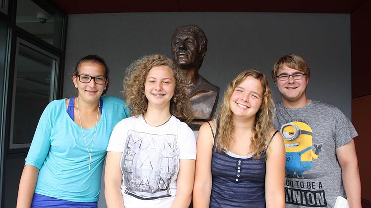 Magdalena Schatz (von links), Juliane Koy, Laura Vorndran und David Skrzypczyk sind vier der 27 Schüler, die heuer die Einführungsklasse am Jack-Steinberger-Gymnasium besucht haben. Im kommenden Schuljahr geht es dann regulär in der Oberstufe weiter. Foto: Ralf Ruppert