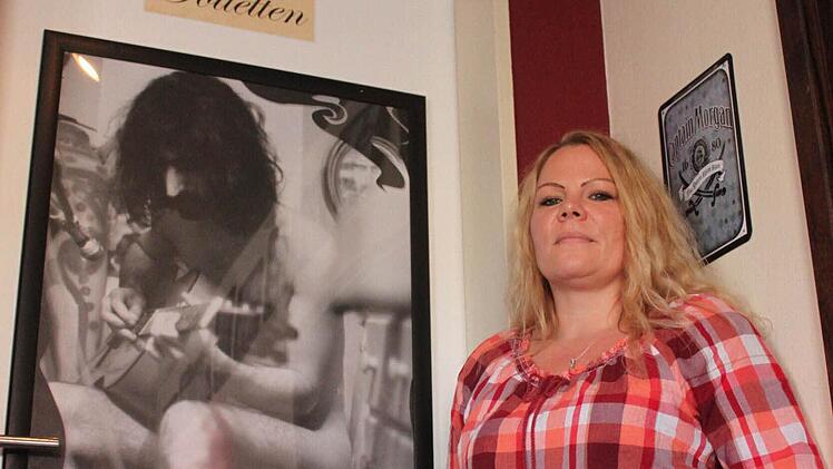 Wirtin Melanie Jambor hat ein großes Herz für Vinyl und eine Bar, die den Großen des Rock huldigt. Foto: Markus Häggberg
