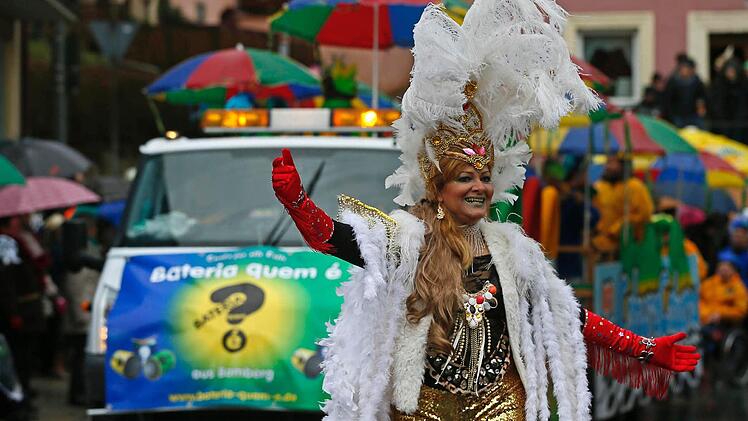 Sonnige Sommerstimmung im Regenwetter: eine Sambatänzerin Foto: Ronald Wittek/Nordbayerischer Kurier