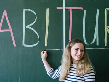 Das Abitur in der Tasche haben insgesamt 233 junge Absolventen der beiden Kronacher Gymnasien.  Foto: Archiv