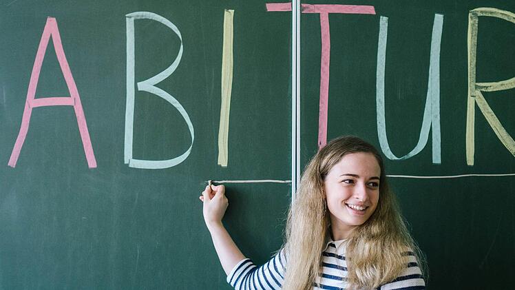 Das Abitur in der Tasche haben insgesamt 233 junge Absolventen der beiden Kronacher Gymnasien.  Foto: Archiv
