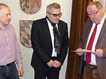 Alexander Roth (l.) legte sein Ratsmandat nieder. Bürgermeister Alfred Kolenda (r.) vereidigte als Nachrücker von der UKW-Liste Stefan Kollerer als neues Stadtratsmitglied. Foto: Klaus-Peter Wulf